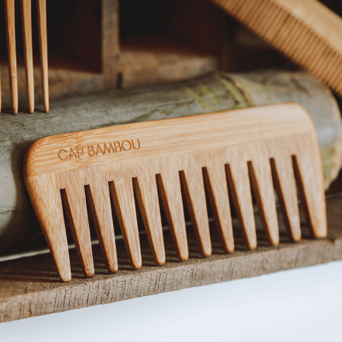 Peigne en bois naturel à dents larges - cheveux bouclés