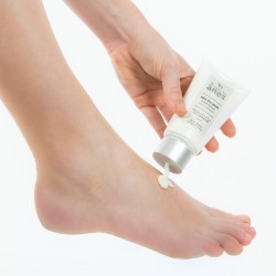 Application crème pour les pieds au lait d'ânesse