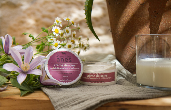 Des crèmes visage au lait d’ânesse plébiscitées pour leur douceur