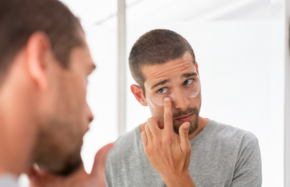 Pourquoi les hommes doivent (aussi) prendre soin de leur peau ?